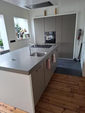 Moderne zandbeige eilandkeuken - TOP DEAL + GEDEMONTEERD beschikbaar voor biedingen