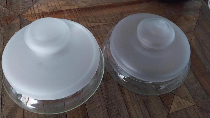 Twee glazen (bonbon) schaaltjes melkglas deksel, Antiek en Kunst, Antiek | Glas en Kristal, Ophalen