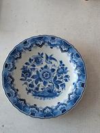 Antiek groot Delfts blauw bord met bloemen + vogel, Antiek en Kunst, Ophalen of Verzenden