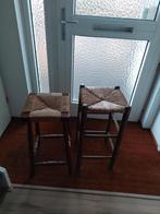 Twee houten krukken met rieten zitting, Huis en Inrichting, Stoelen, Ophalen, Gebruikt, Bruin, Twee