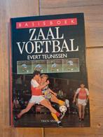 Boek: Zaal Voetbal, Ophalen of Verzenden, Gelezen, Balsport