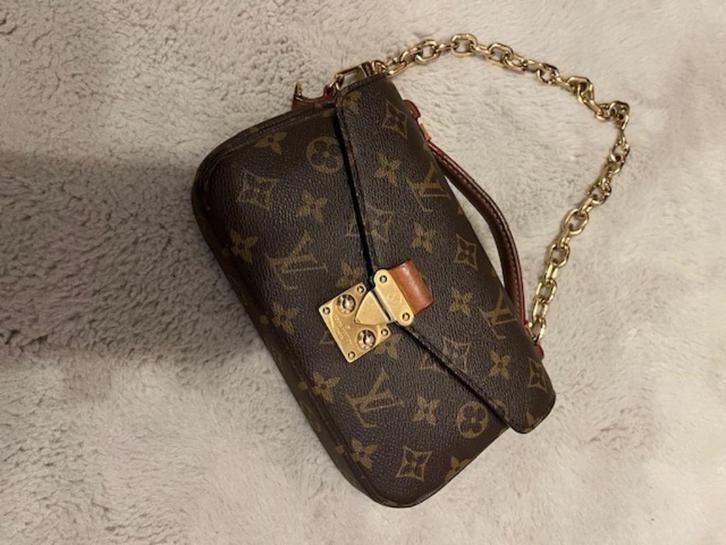 louis vuitton pochette metis east west bag, Sieraden, Tassen en Uiterlijk, Tassen | Damestassen, Zo goed als nieuw, Handtas, Bruin