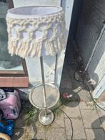 Vintage vloerlamp met tafeltje, Huis en Inrichting, Lampen | Vloerlampen, Gebruikt, 100 tot 150 cm, Vintage, Ophalen of Verzenden