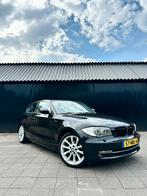 BMW 1-Serie 2.0 120I 3DR AUT 2010 Zwart, Auto's, BMW, 65 €/maand, 1995 cc, 680 kg, 4 cilinders