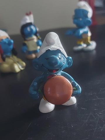 Smurf met hamburger beschikbaar voor biedingen