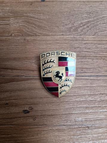 Porsche embleem beschikbaar voor biedingen
