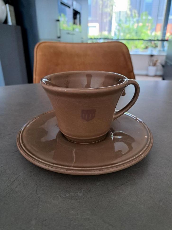 Kop en schotel - The Shield Gant - bruin, Huis en Inrichting, Keuken | Servies, Zo goed als nieuw, Kop(pen) en/of Schotel(s), Effen