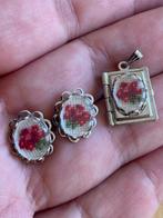 Vintage Petit point oorbellen & medaillon kettinghanger zgan, Overige materialen, Ophalen of Verzenden, Zo goed als nieuw, Bloem of Plant