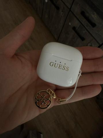 GUESS AIRPODS beschikbaar voor biedingen