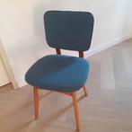 Blauwe vintage stoel met houten poten, Gebruikt, Blauw, Vintage, Ophalen of Verzenden