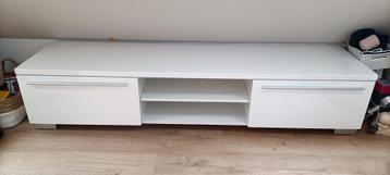 2 x een hoogglans witte tv meubel.