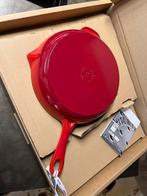 Nieuwe Staub Skillet 26 cm Cerise in de doos, Huis en Inrichting, Keuken | Potten en Pannen, Gietijzer, Nieuw, Ophalen of Verzenden