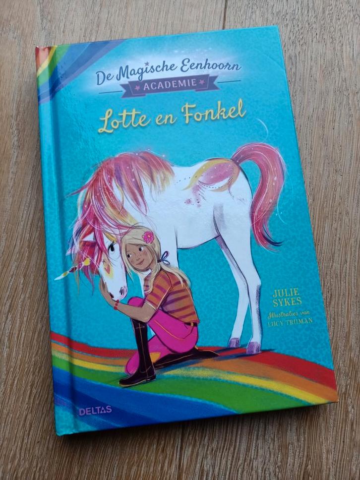 Lotte en Fonkel - Magische Eenhoorn Academie, Boeken, Kinderboeken | Jeugd | onder 10 jaar, Zo goed als nieuw, Sprookjes, Ophalen of Verzenden