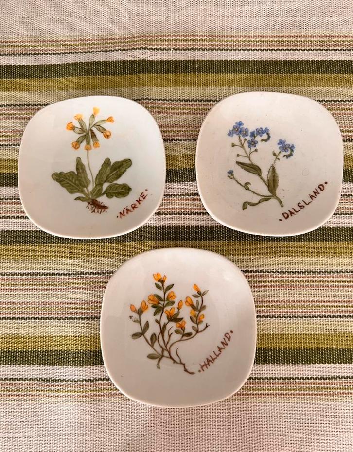 Drie schaaltjes met landschapsbloemen Zweden, Antiek en Kunst, Antiek | Keramiek en Aardewerk, Ophalen of Verzenden
