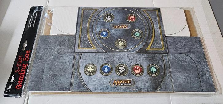Ultra Pro Magic Mana Symbol 3 Storage Box (700 kaarten), Hobby en Vrije tijd, Verzamelkaartspellen | Magic the Gathering, Nieuw