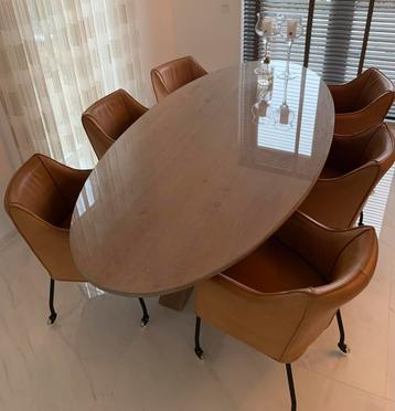 Ovalen eettafel met glazen plaat en 6 stoelen beschikbaar voor biedingen