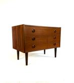 Vintage Deense teakhouten ladekast ‘60, Huis en Inrichting, Kasten | Ladekasten, Vintage retro buisframe design rotan webbing papercord deens