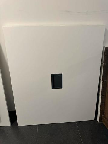 Witte Tafel met Stopcontact - 120x140cm beschikbaar voor biedingen