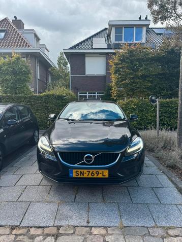 Volvo V40 2.0 T2 122PK 2018 Zwart Apple Carplay/Android Auto beschikbaar voor biedingen