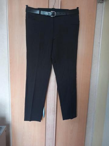 Bruine broek met riem beschikbaar voor biedingen