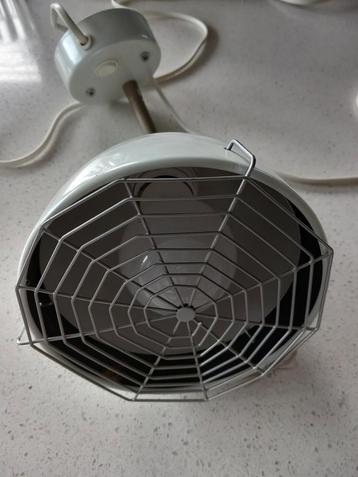 Mooi wit  wand/buro lampje ikea te koop voor klein prijsje 