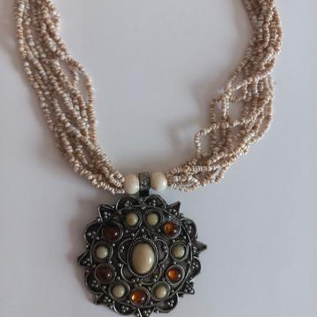 Vintage kralen ketting met 8 strengen.Hoofdkleur beige beschikbaar voor biedingen