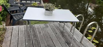 In goede staat camping kampeer tafel met traploze poten beschikbaar voor biedingen