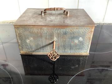 Antiek metalen geldkistje Beaumont beschikbaar voor biedingen
