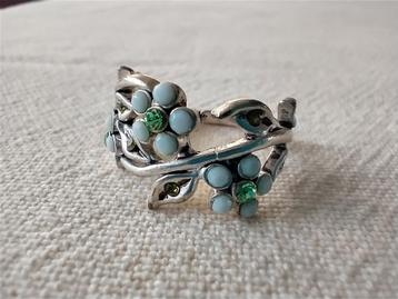 Zilverkleurige ring met bloemetjes en blaadjes beschikbaar voor biedingen
