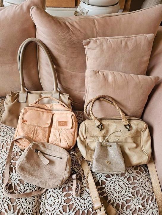 Partij tassen, Sieraden, Tassen en Uiterlijk, Tassen | Damestassen, Zo goed als nieuw, Schoudertasje, Beige, Ophalen of Verzenden