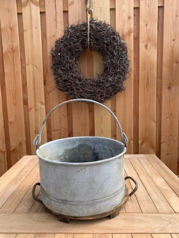 brocante zinken emmer beschikbaar voor biedingen