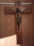 eikenhouten kruisbeeld met geel koperen crucifix, Ophalen