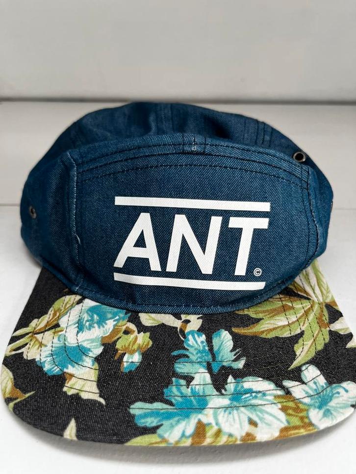Strapback cap Ant Origins: jeans kleur met zwarte klep, Kleding | Heren, Hoeden en Petten, Zo goed als nieuw, Pet, 57 cm (M, 7⅛ inch) of minder