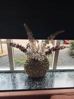Gouden vaas met zijden bloemen, Huis en Inrichting, Woonaccessoires | Vazen, Ophalen of Verzenden, Zo goed als nieuw, Overige kleuren