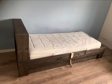 Steigerhouten bed met nachtkastje antraciet beschikbaar voor biedingen