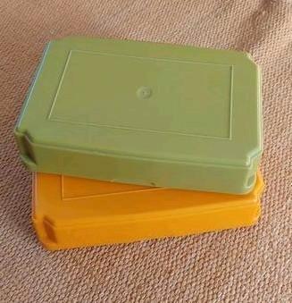 Twee retro vintage broodtrommels groen en oranje beschikbaar voor biedingen
