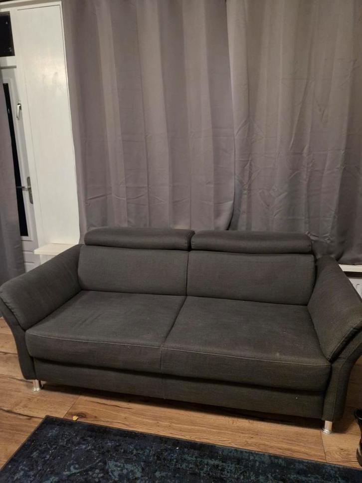 Grijze bank met verstelbare hoofdsteun, Huis en Inrichting, Banken | Bankstellen, Gebruikt, Tweepersoons, 150 tot 200 cm, 75 tot 100 cm