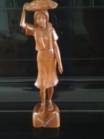 Houtsnijwerk Indonesië Bali vrouw met mand vis groente, Ophalen