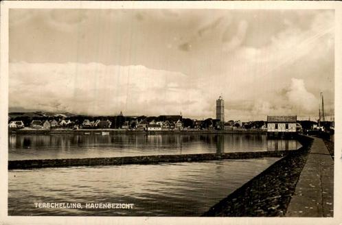 Terschelling, havenzicht met vuurtoren Brandaris, Verzamelen, Ansichtkaarten | Nederland, Gelopen, Friesland, 1940 tot 1960, Ophalen of Verzenden