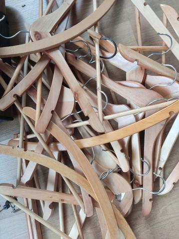 Houten hangers beschikbaar voor biedingen