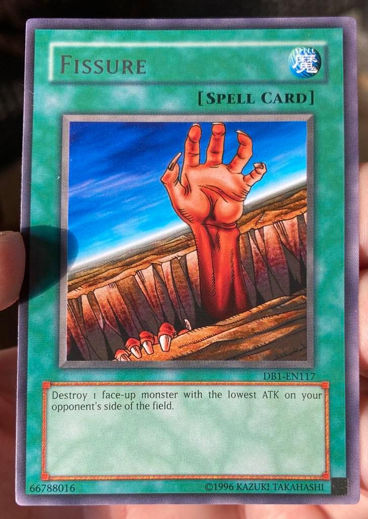 Yu-Gi-Oh! Fissure DB1 Dark Beginning Rare !, Hobby en Vrije tijd, Verzamelkaartspellen | Yu-gi-Oh!, Zo goed als nieuw, Losse kaart