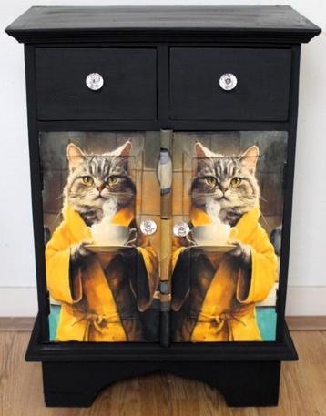 Zwart brocant kastje “Katten in badjas”, lades, plankje beschikbaar voor biedingen