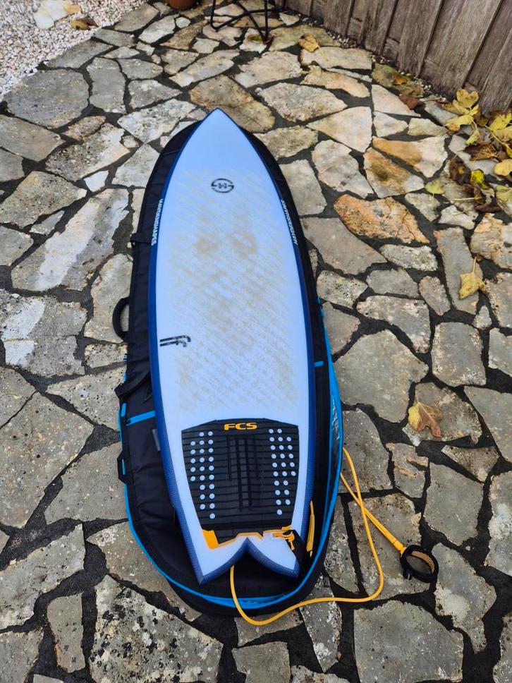 Surfboard incl. vinnen, leash & boardbag, Watersport en Boten, Golfsurfen, Zo goed als nieuw, Fish, Met vinnen, Met draagtas, Met koord
