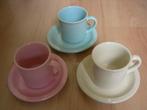 3 Kop en schotels in 3 verschillende pastel kleuren., Ophalen of Verzenden, Zo goed als nieuw, Kop(pen) en/of Schotel(s)