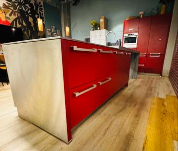 Moderne Rode Hoekkeuken met Kookeiland