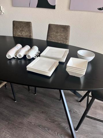 Bordenset en koffiekopjes beschikbaar voor biedingen