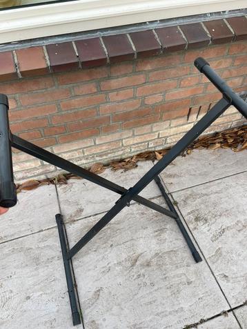 Millenium keyboard standaard beschikbaar voor biedingen