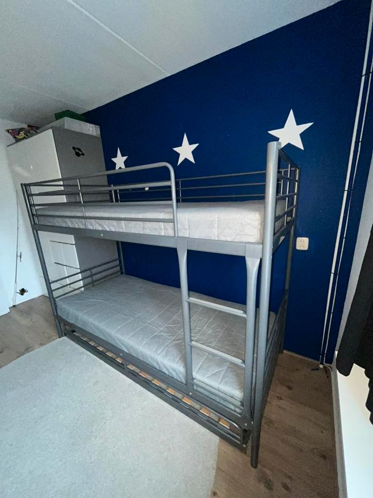 Ikea stapelbed met 2 veringsmatrassen en onderschuifbed., Huis en Inrichting, Slaapkamer | Stapelbedden en Hoogslapers, Gebruikt