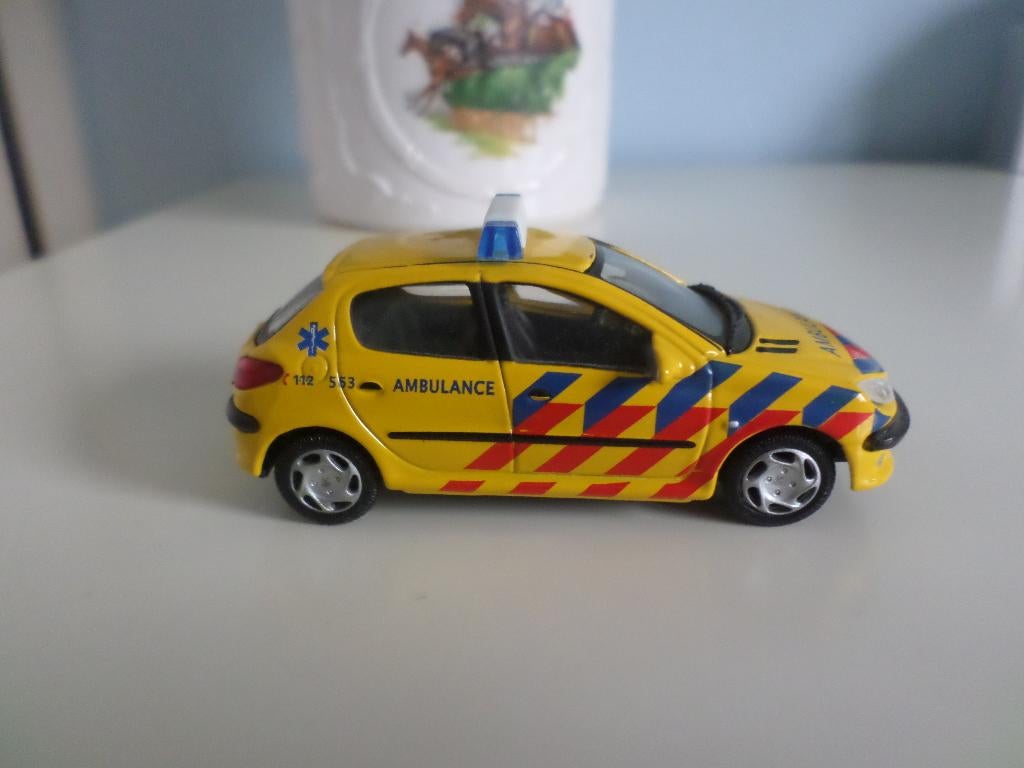 PEUGEOT 206 van 1998 Ambulancedienst 112, Hobby en Vrije tijd, Modelauto's | 1:43, Ophalen of Verzenden, Nieuw, Auto, Overige merken