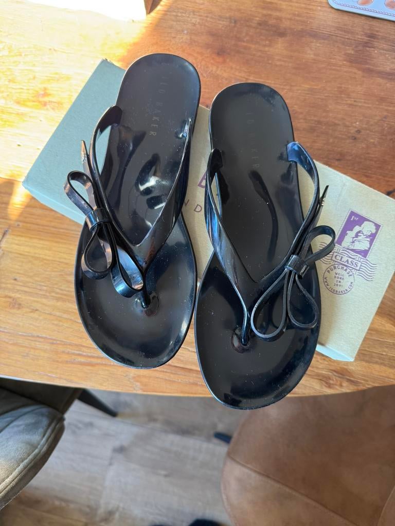 Ted baker teenslippers, Kleding | Dames, Ophalen of Verzenden, Zo goed als nieuw, Zwart, Slippers
